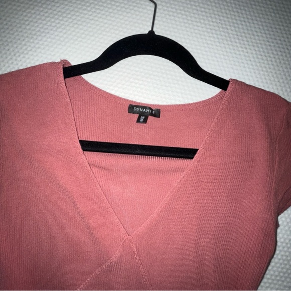 Fitted ribbed pink T shirt with V neck - Picture 4 of 5